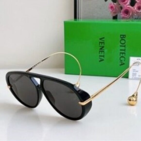 Bottega Veneta’s Stylish Black Gradient Lenses main image 8